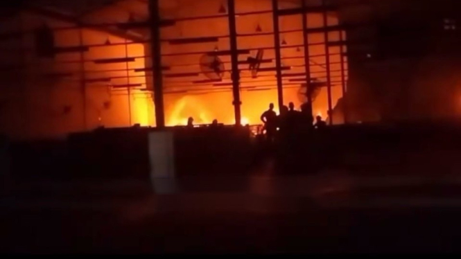 Kebakaran besar terjadi melanda sebuah gudang penyimpanan paket di Jalan Pesing Poglar, Kedaung Kali Angke, Cengkareng, Jakarta Barat (Jakbar), Kamis 21 Maret 2024 malam. 