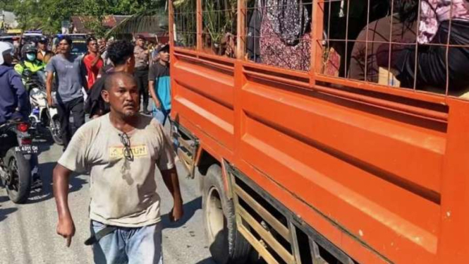 Ratusan warga melakukan aksi penolakan dan pengusiran truk yang mengakut puluhan pengungsi etnis Rohingya di Desa Beureugang, Kecamatan Kaway XVI, Kabupaten Aceh Barat, Aceh, Kamis, 21 Maret 2024.