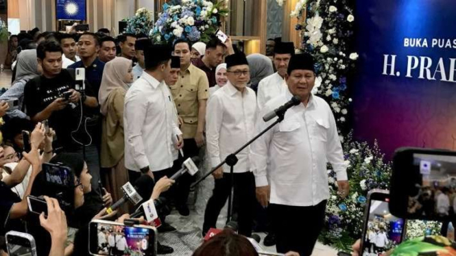 Calon presiden Prabowo Subianto (kanan) memberi pernyataan kepada wartawan selepas acara buka puasa bersama kader-kader PAN di kantor pusat PAN, Jakarta, Kamis malam, 21 Maret 2024.