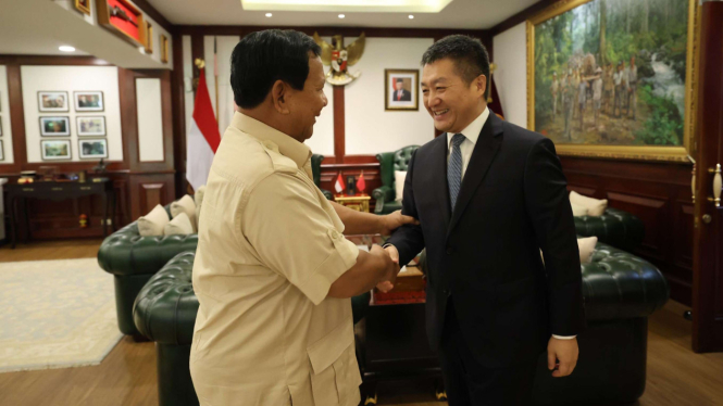 Prabowo Subianto (kiri) dan Duta Besar China untuk Indonesia, Lu Kang (kanan)