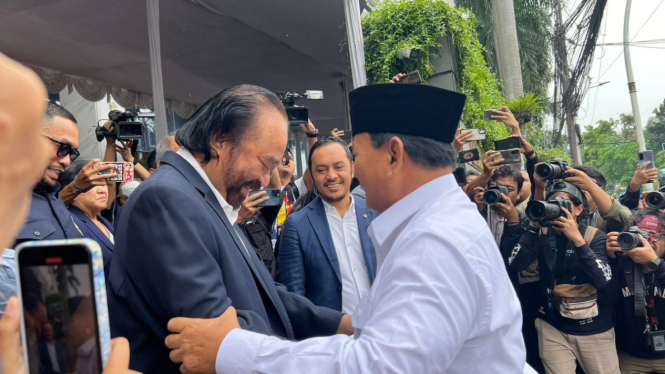 Capres pemenang Pilpres 2024 Prabowo Subianto disambut peluk Ketua Umum Partai Nasdem Surya Paloh di Nasdem Tower, Jakarta Pusat, Jumat, 22 Maret 2024.