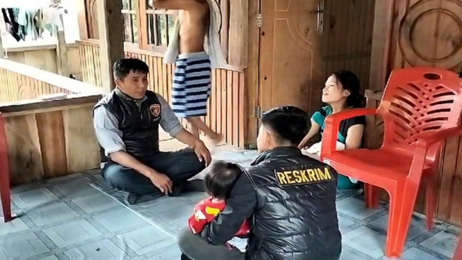 Unit PPA Sat Reskirm Polres Toraja Utara mendatangi ibu penganiaya anak
