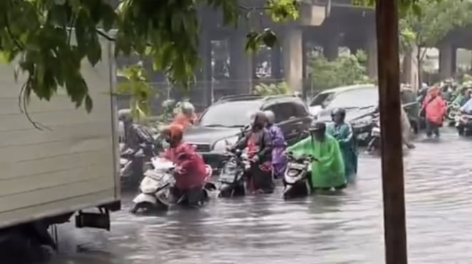 Hujan Deras Akibatkan Banjir Menggenang Di Jalan Kapuk Raya, Cengkareng, Jakarta Barat