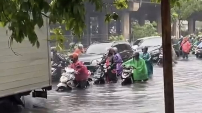 Hujan deras akibatkan banjir menggenang di Jalan Kapuk Raya, Cengkareng, Jakarta Barat