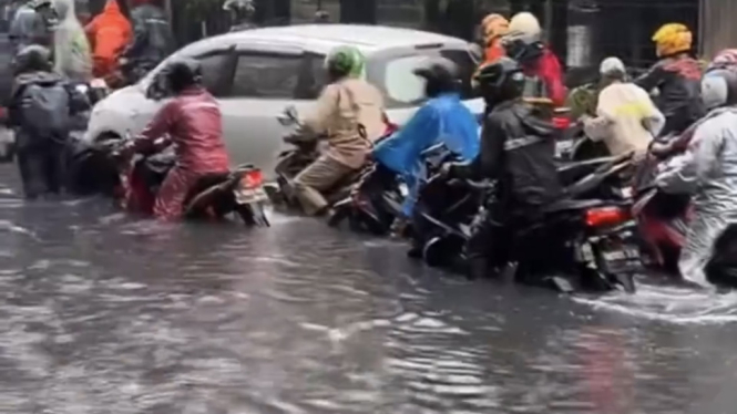 Hujan deras dengan durasi yang cukup lama di DKI Jakarta membuat belasan titik lokasi banjir di berbagai lokasi. 