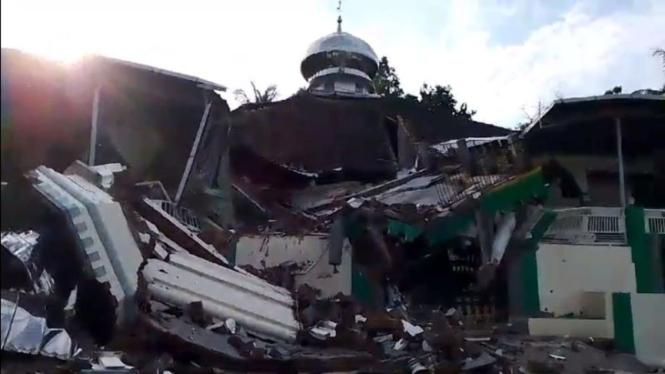 Masjid di Pulau Bawean, Gresik, ambruk terdampak gempa Tuban