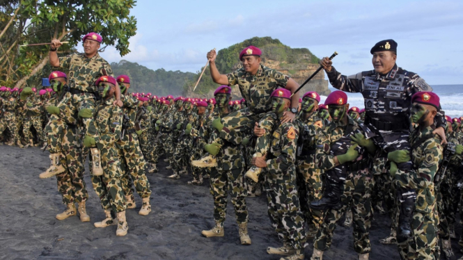 VIVA Militer:Dankormar Mayjen TNI (Mar) Endi Supardi lantik 504 prajurit Marinir