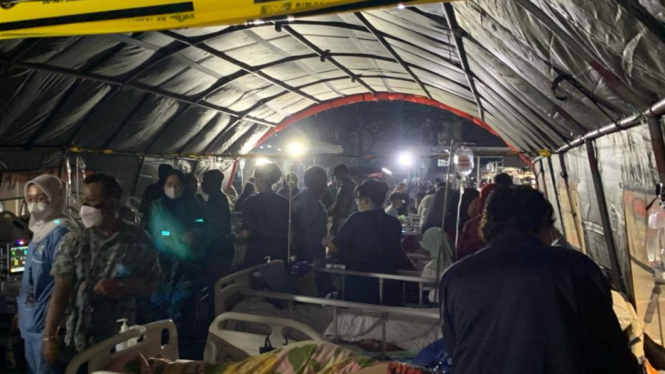 Ratusan pasien RS Unair Surabaya dirawat di tenda darurat pascagempa Tuban.