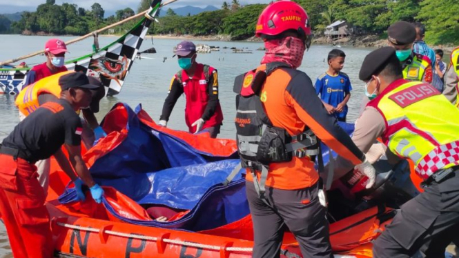 Tim gabungan mengevakuasi mayat diduga warga Rohingya di Aceh Jaya