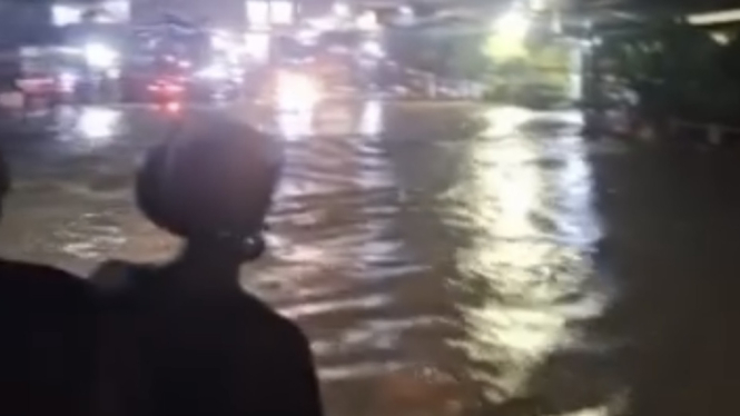 Bencana banjir akibat curah hujan yang tinggu hingga kini masih menggenang dikawasan Tegal Alur, Jakarta Barat hingga malam hari dengan debit ketinggian mencapai 60 cm.