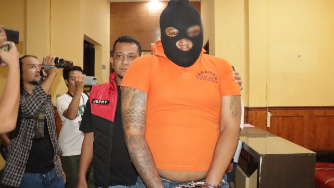 Perampok Ponsel berinsial ATJ (33), yang berperawakan besar dengan tubuh penuh tato, ditangkao polisi lantaran beraksi dengan perampokan bermodus cash on delivery (COD) di Jakarta Barat (Jakbar). 