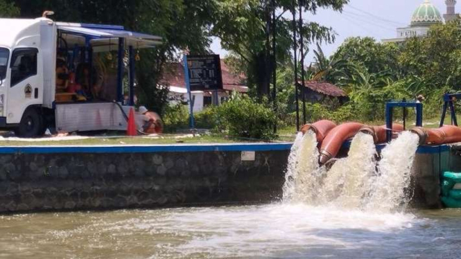 Mesin pompa penyedot air banjir yang dioerasikan di Sipon Gajah, Kabupaten Demak, Jawa Tengah, Minggu, 24 Maret 2024.