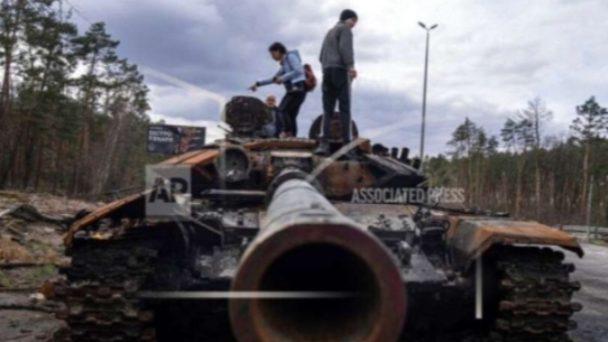 Tank Rusia yang hancur dalam perang di Ukraina (AP Photo/Evgeniy Maloletka))