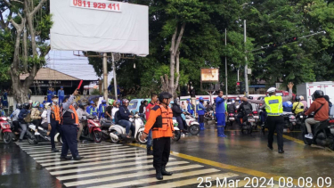 Tanggul Kali Hek Kramat Jati Jebol Picu Banjir 30 Cm Di Jalan Raya Bogor