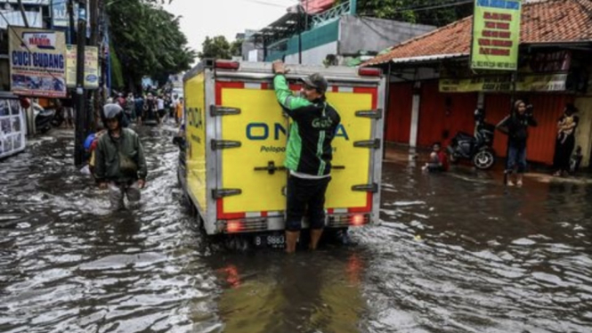 Akibat curah yang tinggi sejak Senin pagi 25 Maret 2024, membuat tanggul Hek Kramat Jati mengalami jebol dan banjir genangi Jalan Bogor Raya, 