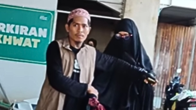 Viral Laki-laki Bercadar Menyelinap ke Area Perempuan di Masjid