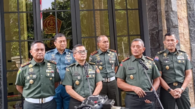 Kepala Pusat Penerangan (Kapuspen) TNI Mayjen TNI Nugraha Gumilar, Pangdam XVII/Cenderawasih Mayjen TNI Izak Pangemanan dan Kepala Dinas Penerangan AD (Kadispenad) Brigjen Kristomei Sianturi.