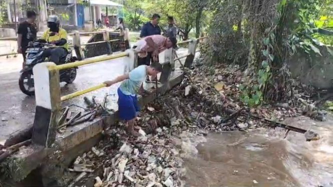 Sampah TPA Cipayung terbawa air kali 