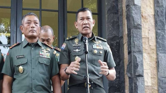 Kadispenad Brigjen TNI Kristomei Sianturi dan Pangdam Cenderawasih Mayjen Izak