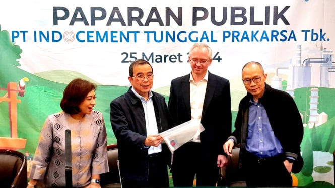 Jajaran Direksi PT Indocement Tunggal Prakarsa Tbk, dalam konferensi pers di kantor Indocement, Sudirman, Jakarta, Senin, 25 Maret 2024.