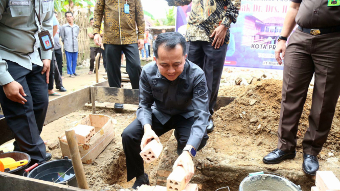Pj Gubernur Sumsel Agus Fatoni meletakan batu pertama pembangunan bedah rumah