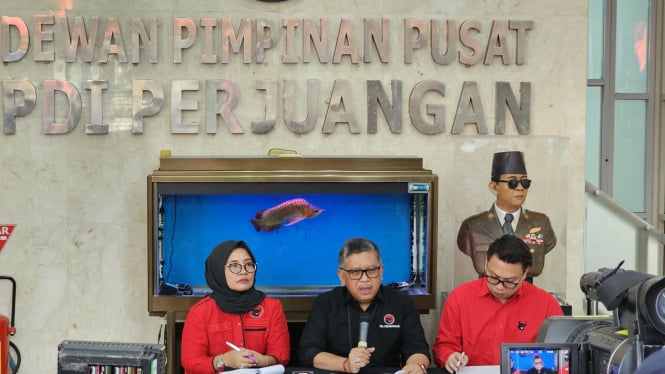 Anggota Badan Bantuan Hukum dan Advokasi (BBHA) PDIP Erna Ratnaningsih (Kiri), Sekjen PDIP, Hasto Kristiyanto (Tengah).