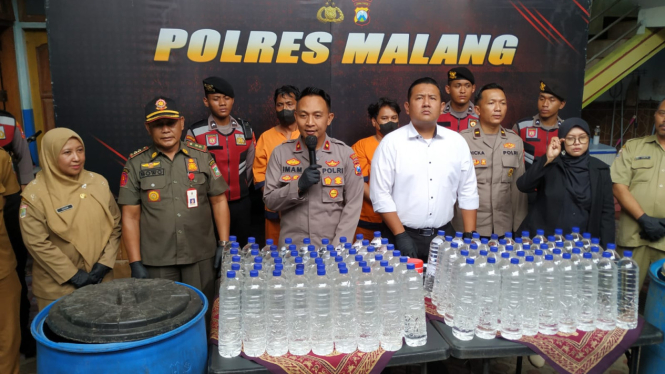 Polres Malang merilis kasus produksi miras ilegal 