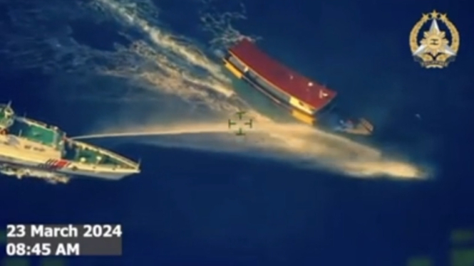 Dokumentasi China Semprot Kapal Filipina Dengan Meriam Air (Doc: Newsweek)