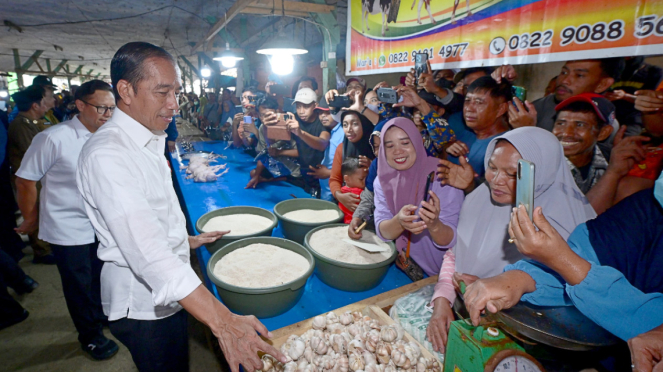 Präsident Jokowi während eines Besuchs auf dem Salakan-Markt, Regentschaft Banggai-Inseln, Provinz Zentral-Sulawesi.