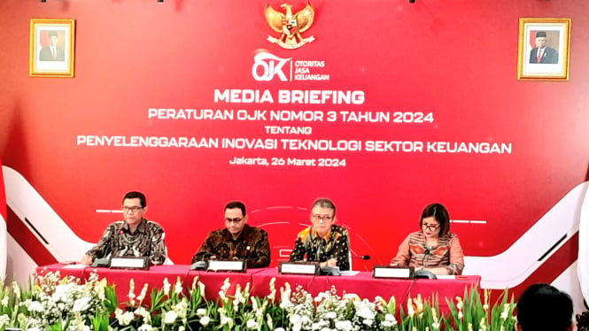 Jajaran Komisioner OJK dalam konferensi pers di kantor OJK, Jakarta, Selasa, 26 Maret 2024.