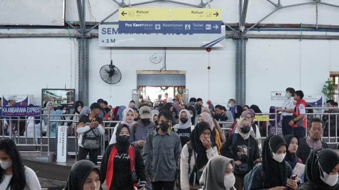 Suasana penumpang di Stasiun Semarang Tawang.