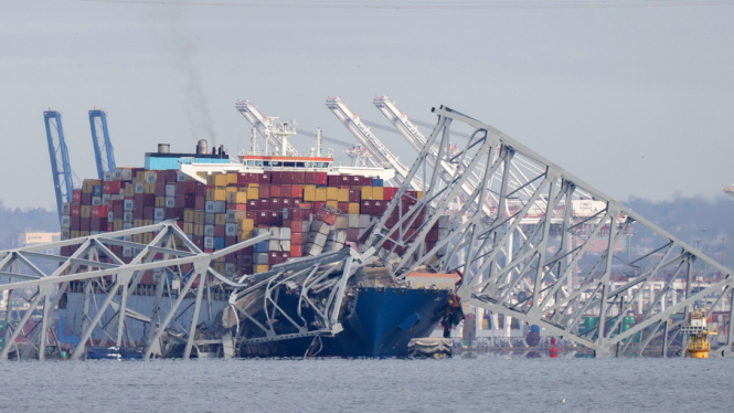 Jembatan utama di Baltimore runtuh usai ditabrak kapal pengangkut kontainer