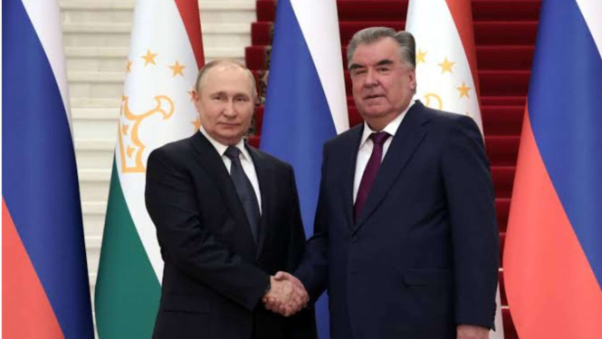 Presiden Rusia Vladimir Putin dan Presiden Tajikistan Emomali Rahmon