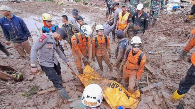 Tim SAR gabungan saat mengevakuasi jasad korban banjir dan tanah longsor di Gintung, Cicendo, Bandung Barat, Jawa Barat, Selasa, 26 Maret 2024.