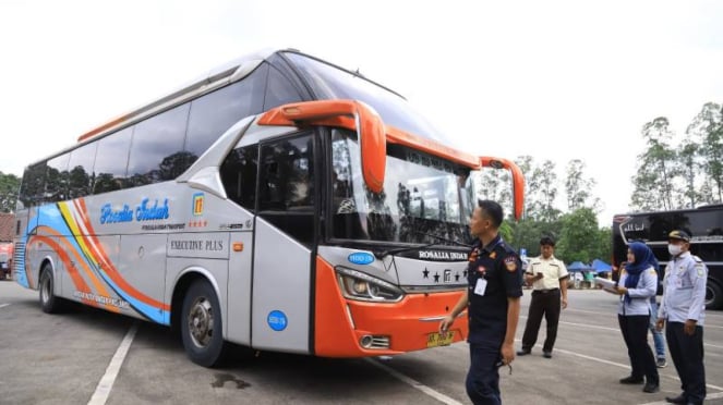 Het gebruik van Tellet op de busvloot op de Poris Plad Tangrang -terminal controleren