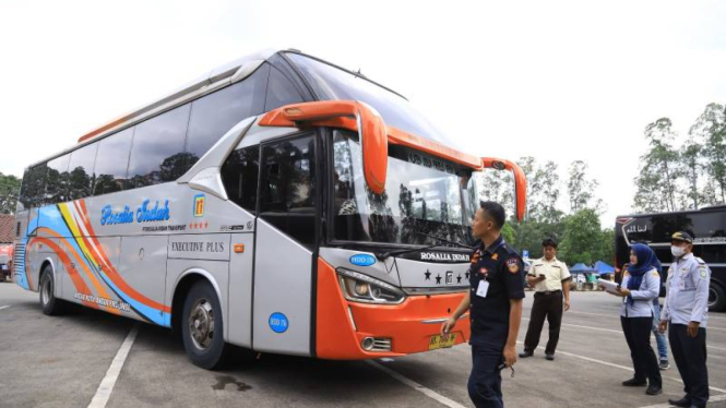 Pengecekan penggunaan telolet pada armada bus di Terminal Poris Plawad Tangerang