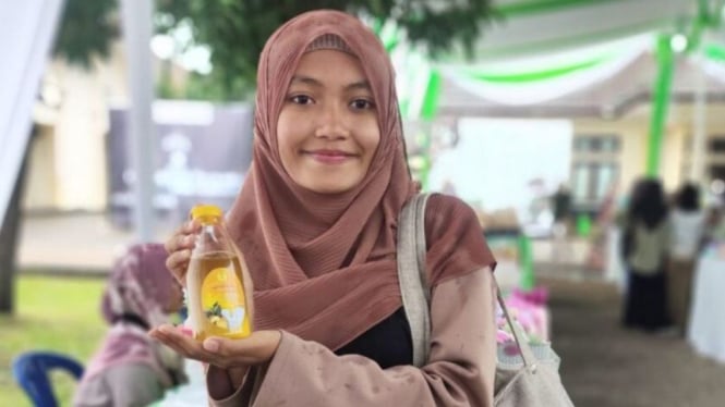 Mahasiswi Diah Fajar Ayu menciptakan inovasi sabun cuci piring dari kulit nanas.