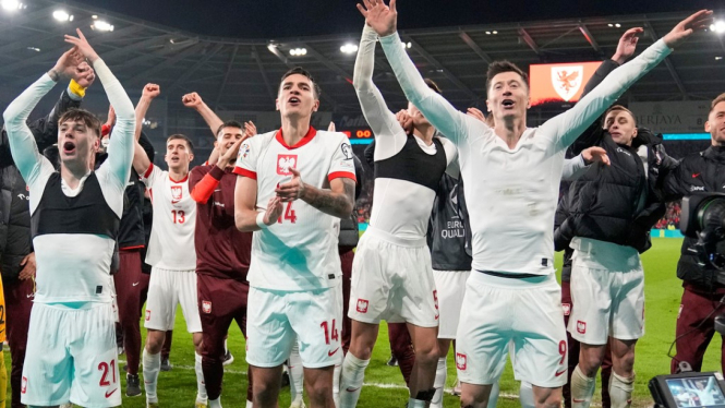 Pemain Timnas Polandia rayakan keberhasilan lolos ke EURO 2024