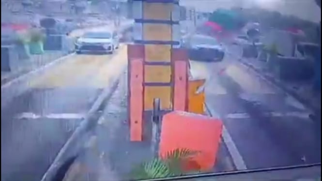 Rekaman CCTV di Gerbang Tol Halim Utama saat kecelakaan beruntun