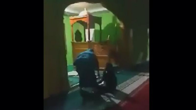 Viral, seorang ibu di Aceh mengamuk di masjid dan banting Al-Qur'an.