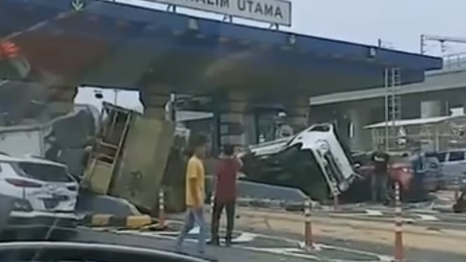 Kecelakaan beruntun akibat truk yang ugal ugalan terjadi di Gerbang Tol (GT) Halim, Jakarta Timur, Rabu 27 Maret 2024. 