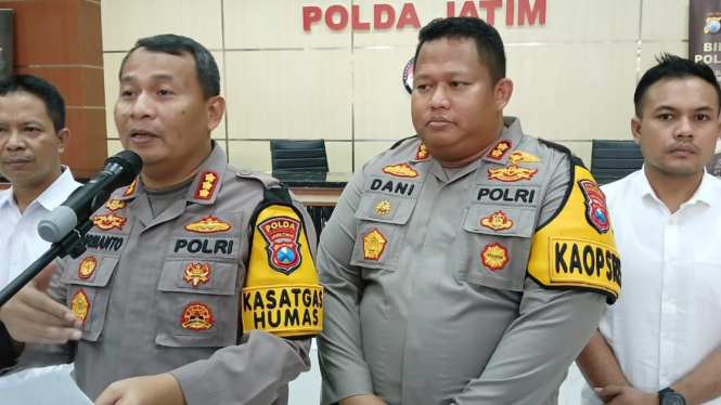 Kapolres Pamekasan AKBP Jazuli Dani Irawan (dua dari kanan) di Mapolda Jatim di Surabaya). (Foto: Mokhamad Dofir/Viva Jatim)