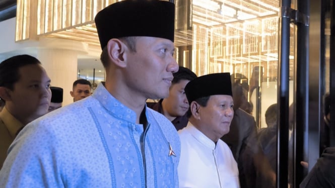 Capres pemenang Pilpres 2024 Prabowo Subianto bersama Ketua Umum Partai Demokrat Agus Harimurti Yudhoyono (AHY) di St Regis Hotel, Jakarta Selatan, Rabu, 27 Maret 2024
