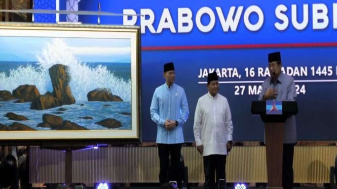 Presiden ke-6 Susilo Bambang Yudhoyono menyerahkan lukisan ke Prabowo Subianto.