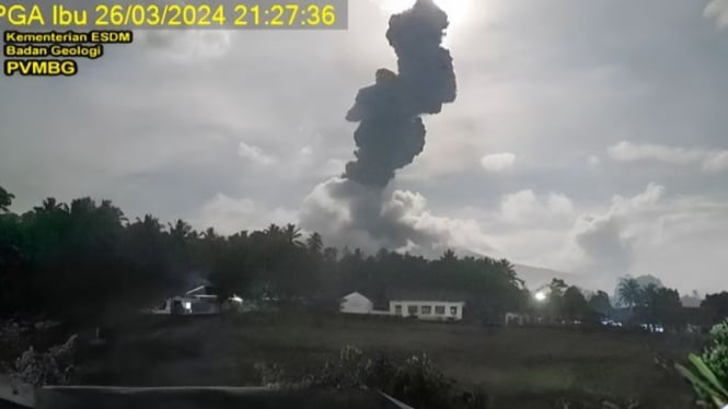 Gunung Ibu di Halmahera kembali erupsi.