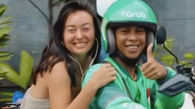 Bule di Bali menggunakan Ojek Online sebagai sarana transportasi