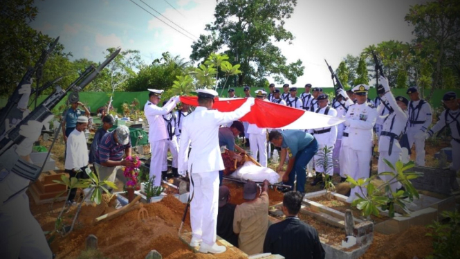 VIVA Militer: Prosesi pemakaman militer Letda Jupriadi 
