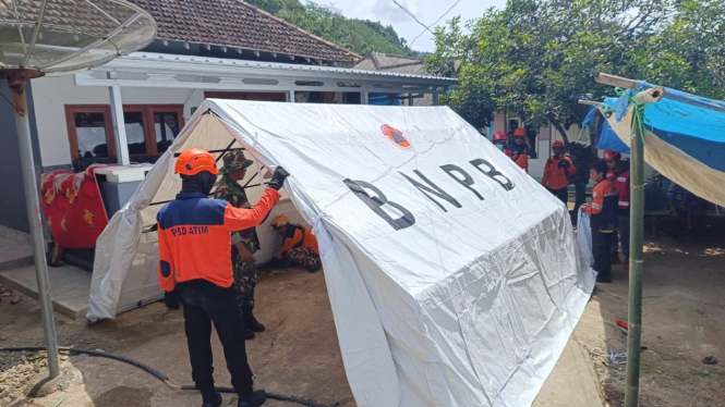 Tim BPBD Jatim mendirikan tenda darurat untuk pengungsi di Pulau Bawean, Gresik, setelah gampabumi Tuban.