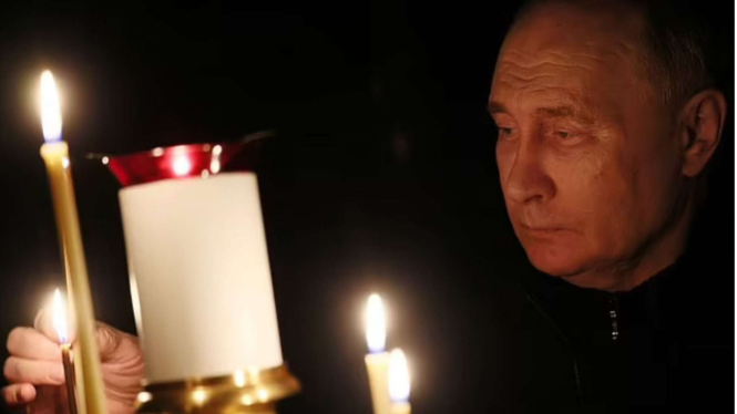 Potret Haru Presiden Vladimir Putin Nyalakan Lilin untuk Korban Terorisme di Mos