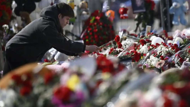Warga menaruh bunga di memorial sementara korban tregedi Moskow